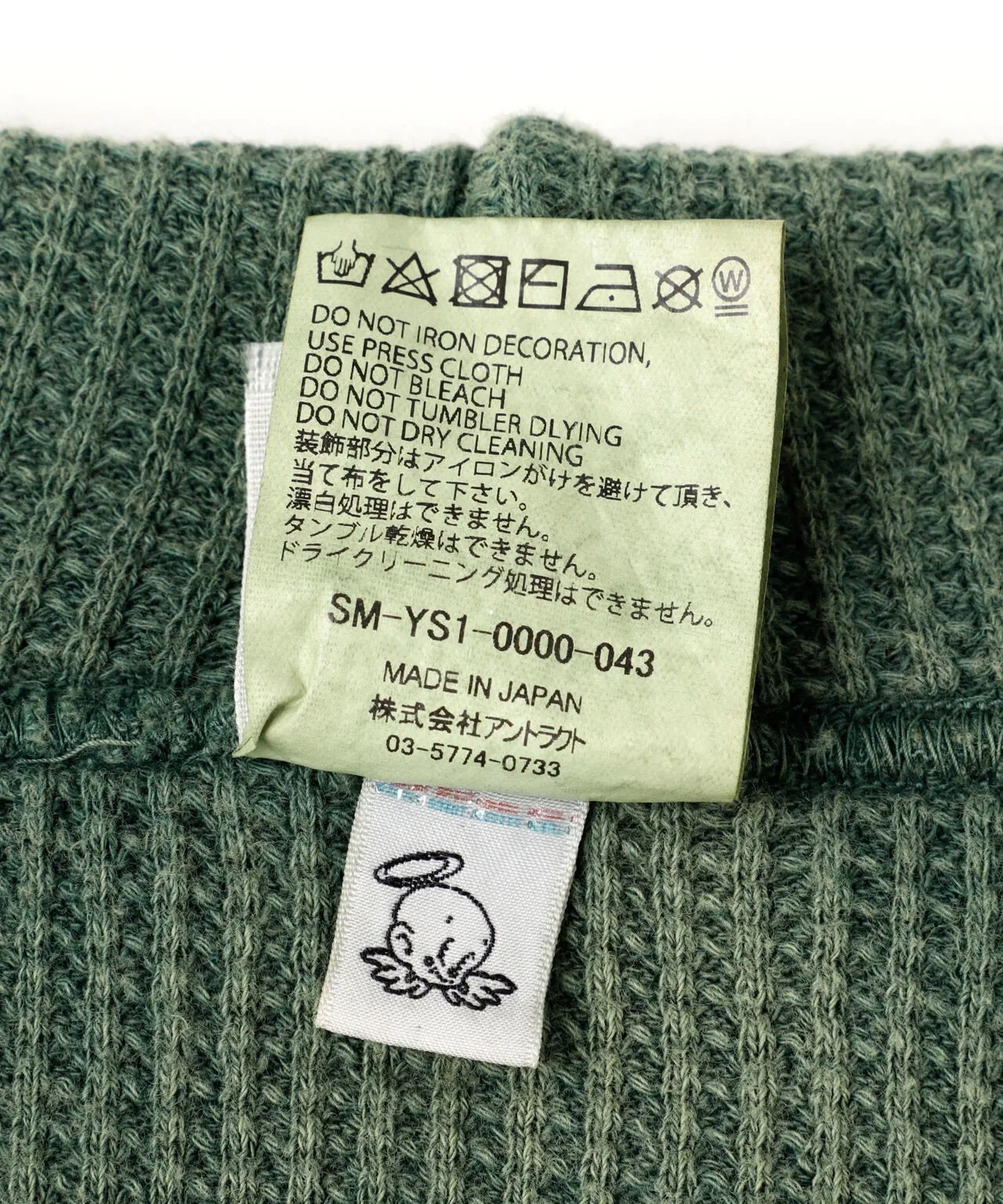 SAINT Mxxxxxx DBL FACE ZIP UP HOODIE/GREEN Double-layer destroyed waffle zipper jacket, washed green S-XL, a style that has been used in the summer. After continuous fine polishing, it has finally been shipped. The finished product is simply a work of art. Super heavy washing and distressing. Multiple water fades. Excessive hand-made wormhole destruction processing. Deconstruction and reorganization embroidery technology. Custom-made zippers with LOGO. The color details of the zipper webbing are also correct. Original grade fruit main label and wash water label. Top purchasing grade. A layer of waffle fabric is added to the inner lining to make the overall texture stronger and increase the comfort and warmth of the wearer.